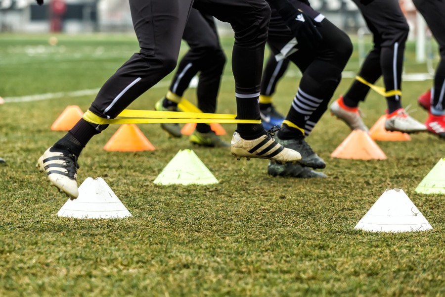 Comment concevoir un programme d'entraînement physique spécifique pour les footballeurs sans ballon ?