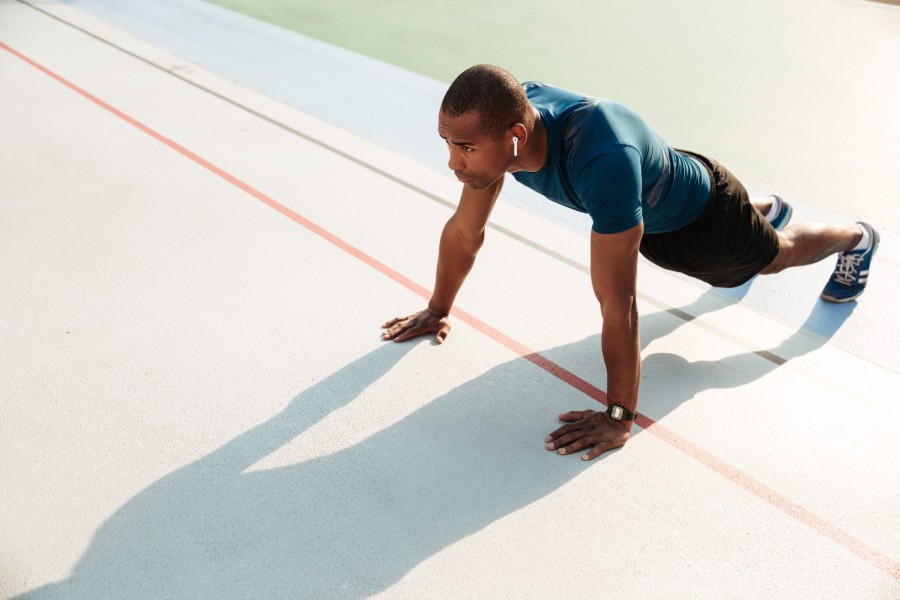 Comment organiser un programme d'entraînement complet pour améliorer sa condition physique en tant que joueur de football ?