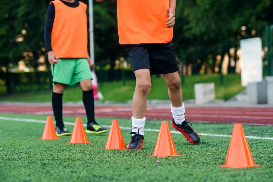 Quels sont les exercices spécifiques pour améliorer sa technique de frappe au football ?